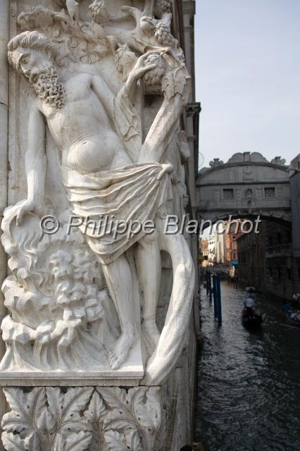 italie venise 15.JPG - Statue du palais des DogesVenise, Italie